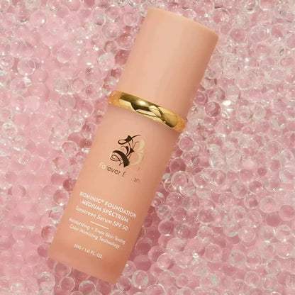 Base de maquillaje 4 en 1 que hidrata, protege y acondiciona la piel.